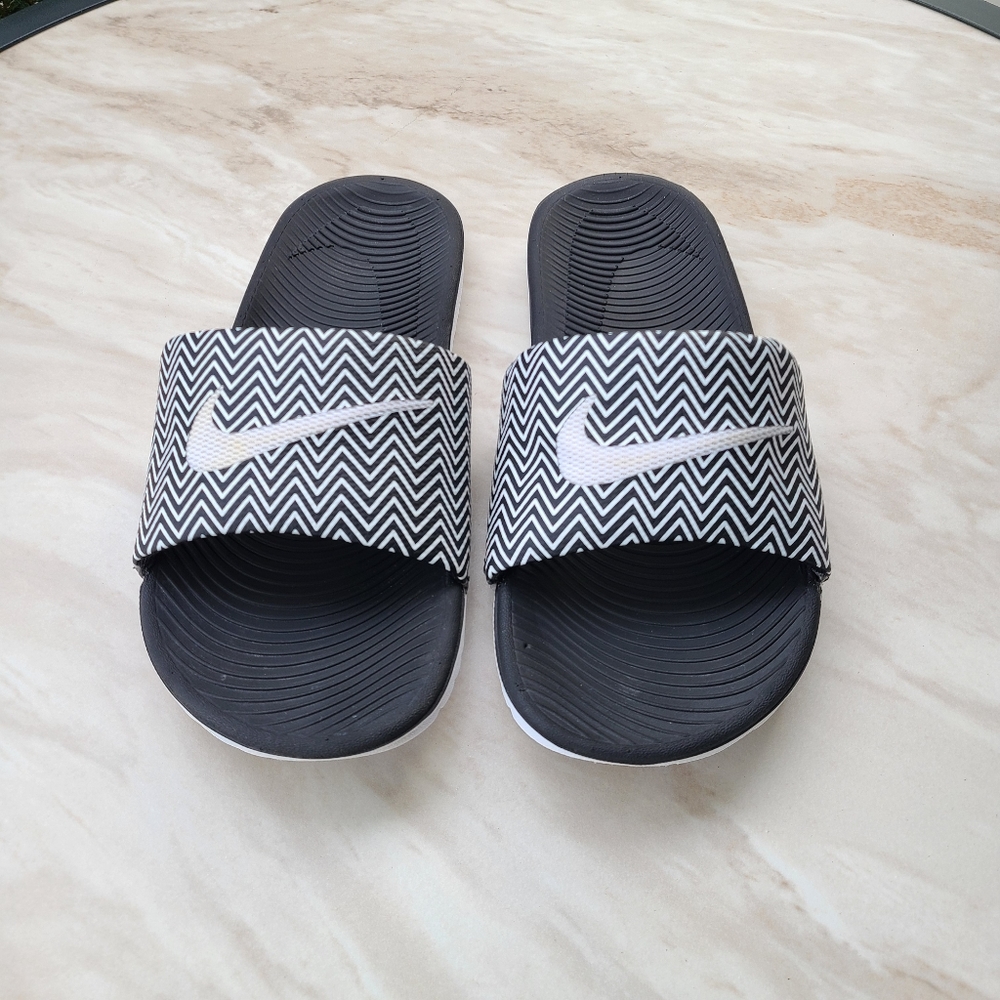 Women's Nike Zigzag Sliders Sz 8